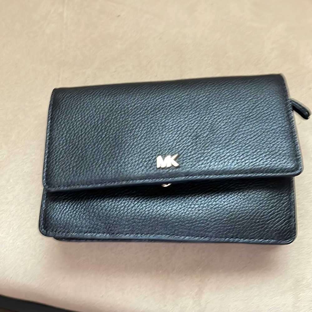 Michael Kors cross body wallet/bad. Diamond condition